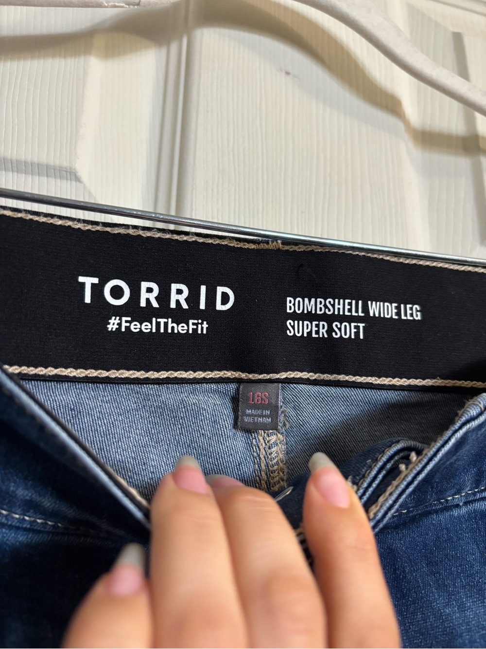 torrid Short Length Indigo Bombshell Wide-Leg Supet Soft Denim Jeans - Picture 2 of 6